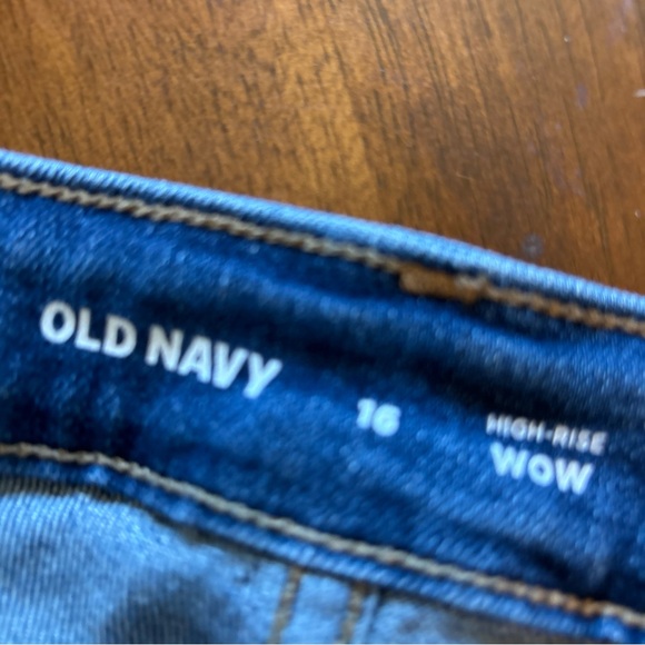 Old Navy Women's Mid-Blue Rolled Cuff Denim Shorts - Picture 6 of 10
